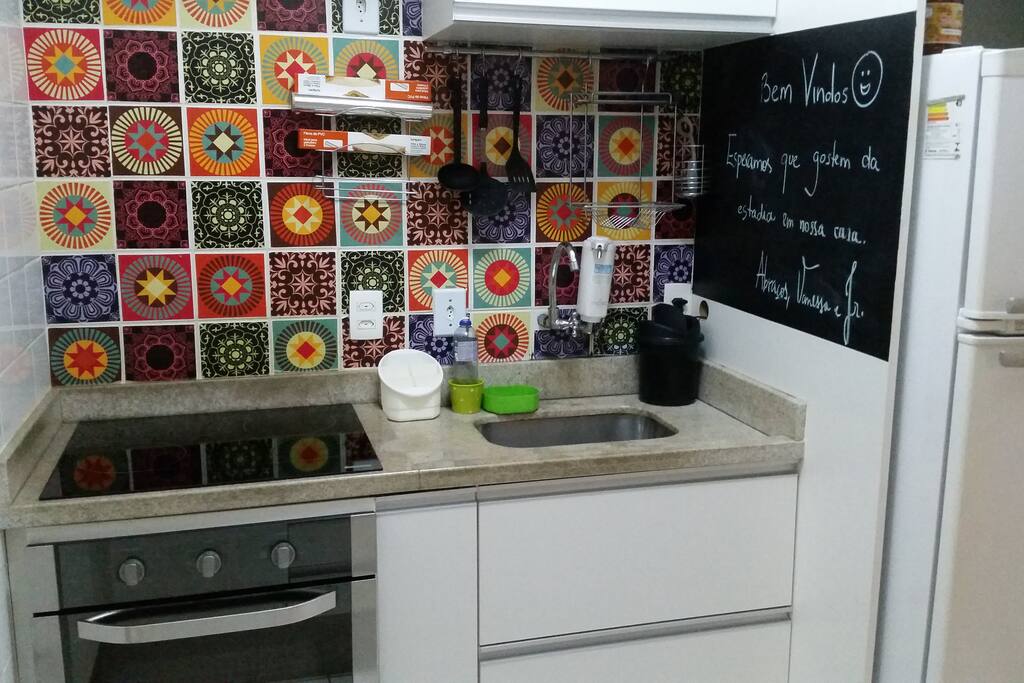 Cozinha projetada por mim, com fogão e forno elétricos, geladeira frost free e microondas. Além de utensílios domesticos necessários para culinária.