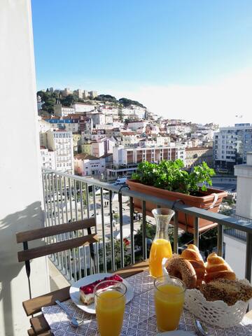 Rooftop w/ Amazing Castle View gallery image 3