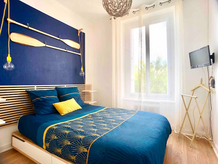 Tercer dormitorio en el piso con una cama de 140 cm