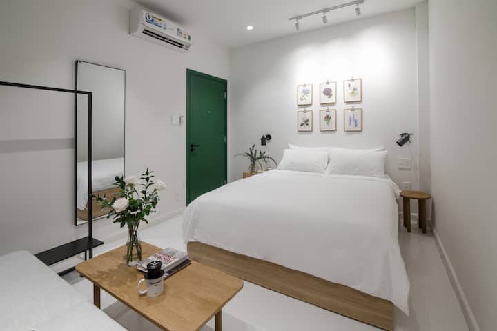 Nuestra cama queen de calidad hotelera tiene sábanas suaves, cuatro almohadas y un edredón