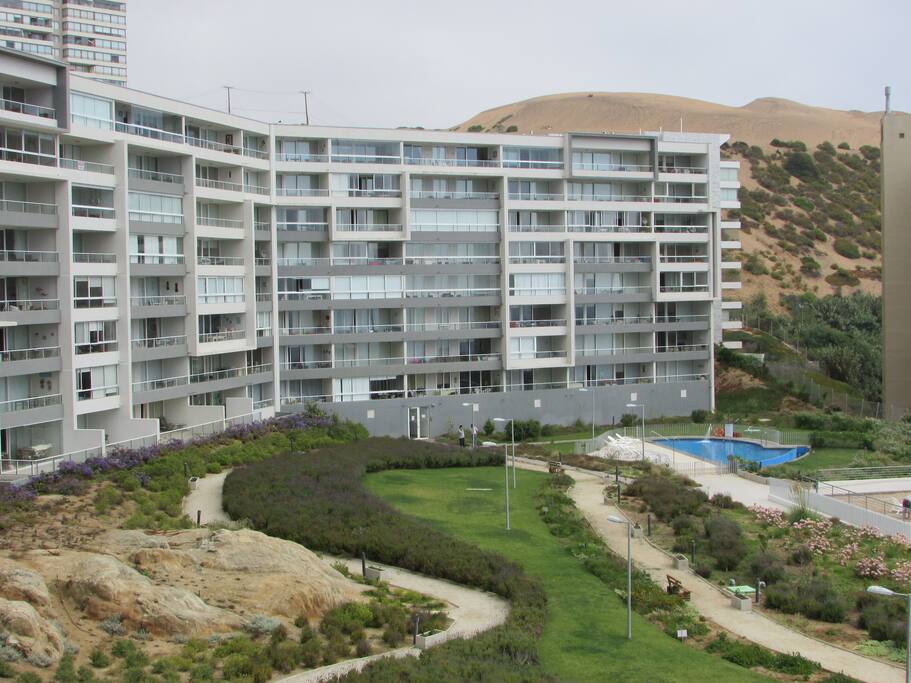 Edificio nuevo (3 años), accesos controlados, estacionamiento en el nivel del Depto. (5to piso), conserjería 24 hrs., excelentes áreas comunes.
