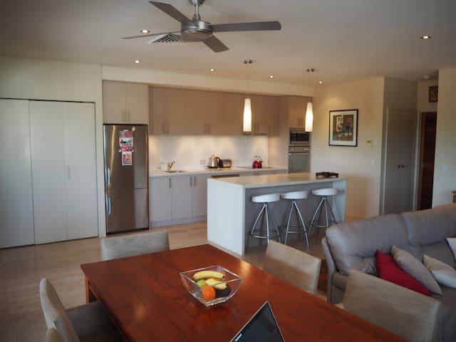 Beautiful Executive Apartment 250m to Cable Beach