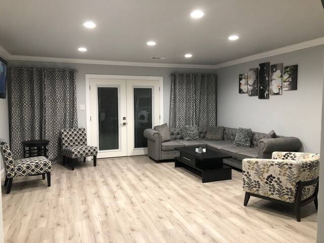 Beautiful One of a kind Home with Pool & Jacuzzi! gallery image 4