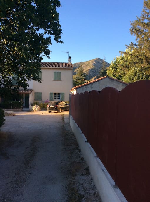 Vue de l'entrée commune de la Bastide , 2 places supplémentaires de parking devant la maison