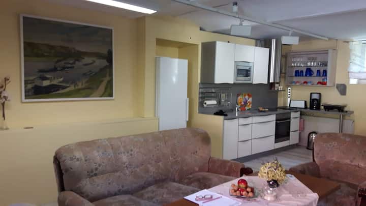 אזור הבית המשקיף על המטבח בסלון