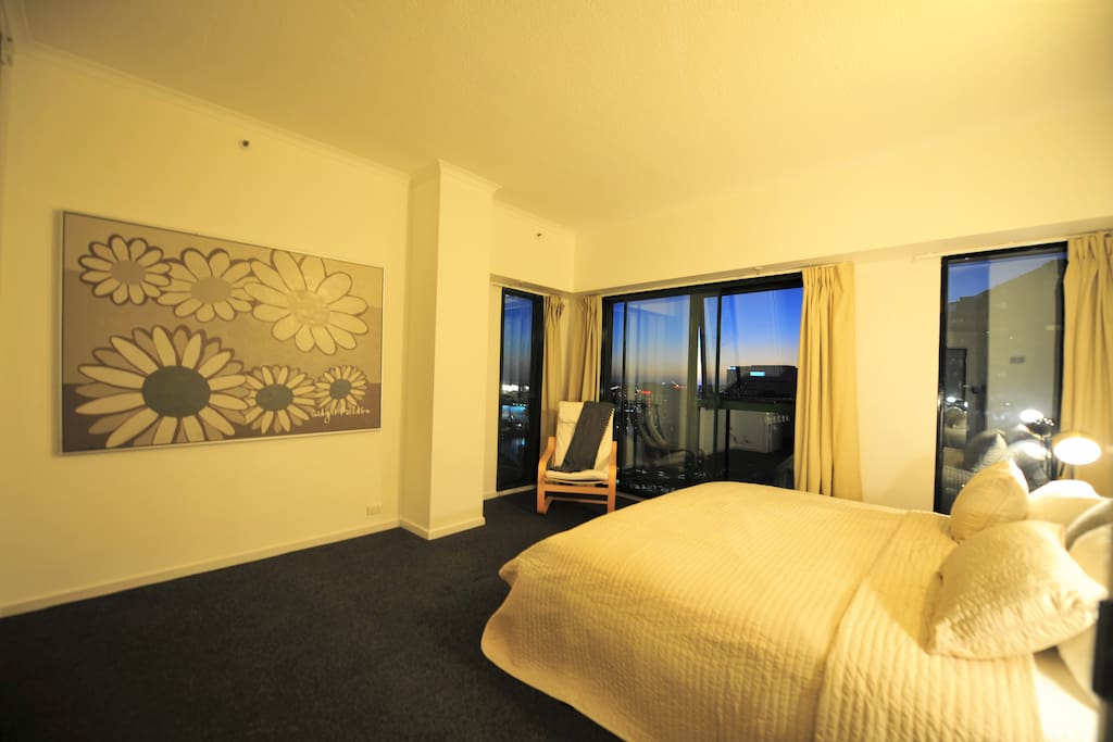 Master bedroom with a walk in wardrobe and a beautiful view over Yarra river and Crown casino.