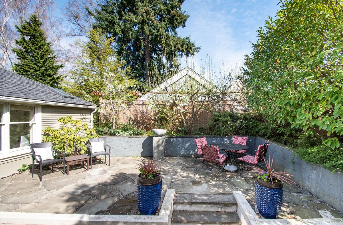 Private Queen Anne Studio