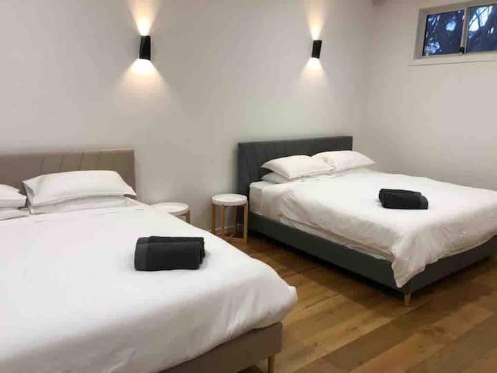 4号卧室- 22平方米的大房间，带2张特大号双人床