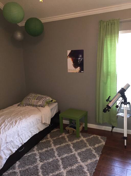 Twin size bed with direct access to bathroom, tv with Netflix