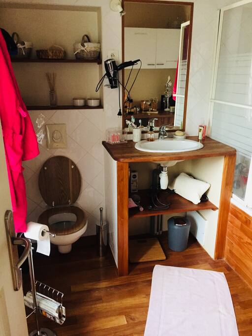 Salle bain avec baignoire / WC