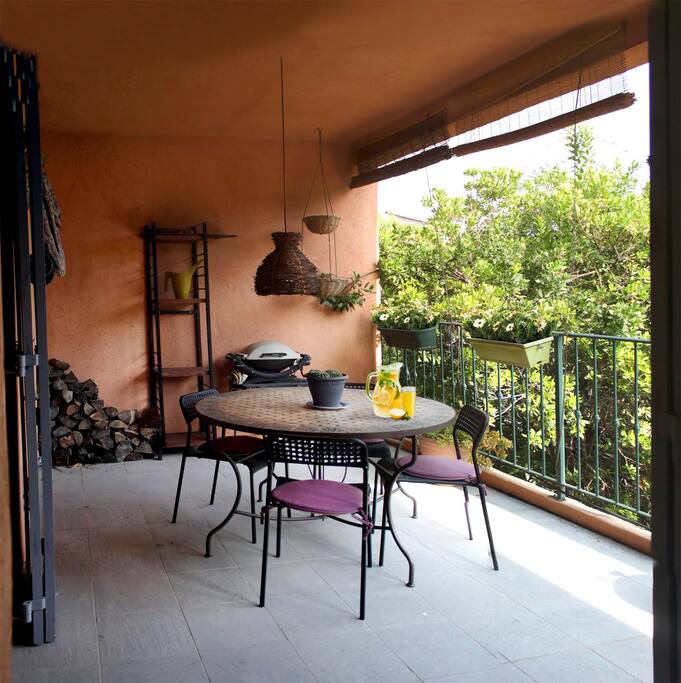 De cette terrasse vous pourrez vous préparer des grillades accompagnées par un frais Rosé de Provence.
