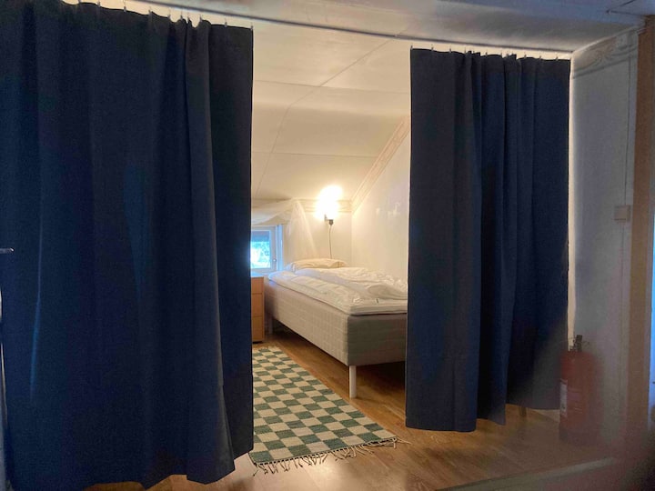 Spálňa v hale môže byť preverená zatemňovacími závesmi.