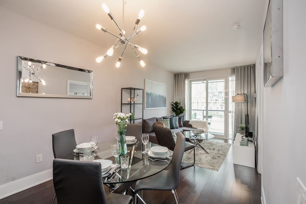 Spacious & Cozy Living Room