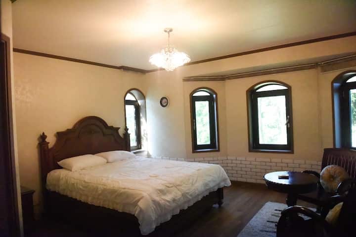 Është një dhomë e madhe me dhomën e zhveshjes në katin e parë.