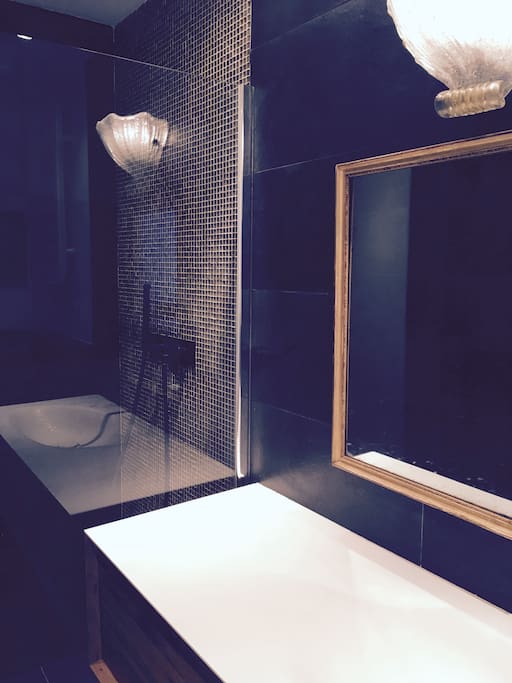 Salle de bain en pierres naturelles avec douche à l'Italienne