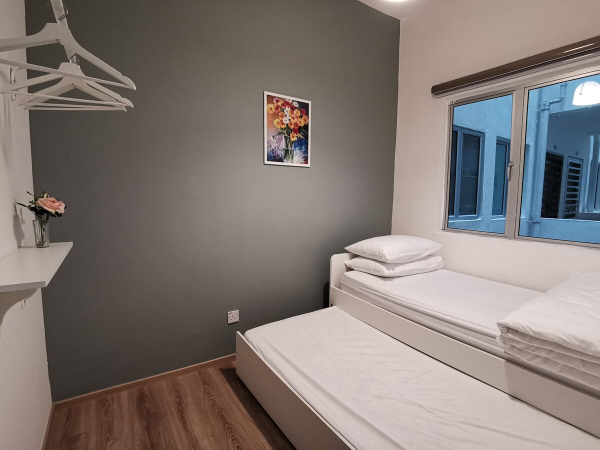 第三间卧室配有折叠床