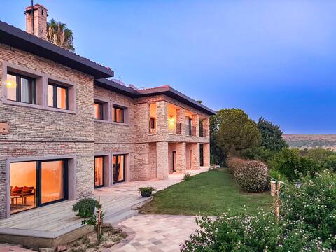 Luxurious villa with huge garden and private pool