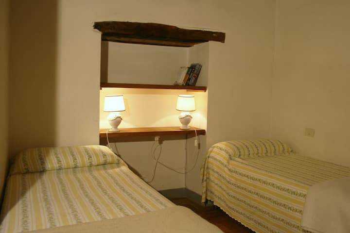 חדר שינה עם שתי מיטות - C