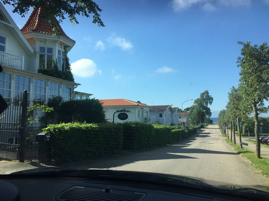 Bästa läge! Badrocksavstånd till havet (ca 100 m)