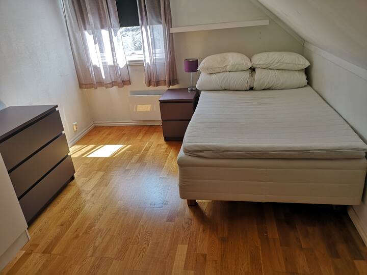 غرفة النوم 2 في الطابق 3. 150 سم السرير. 