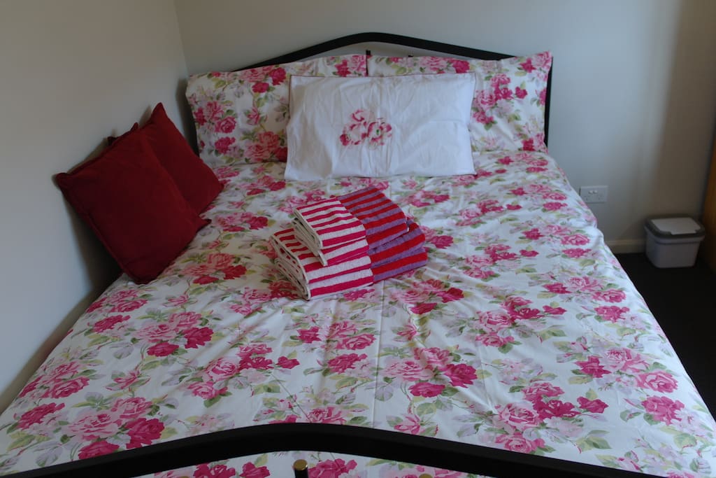 Room2 : Rose room with a double bed - ideal for a student, individual traveller or business traveller