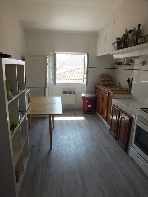 Une grande cuisine, idéale pour cuisiner en famille.