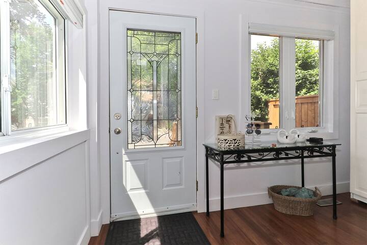 Charming Cozy Home In Leslieville. gallery image 3