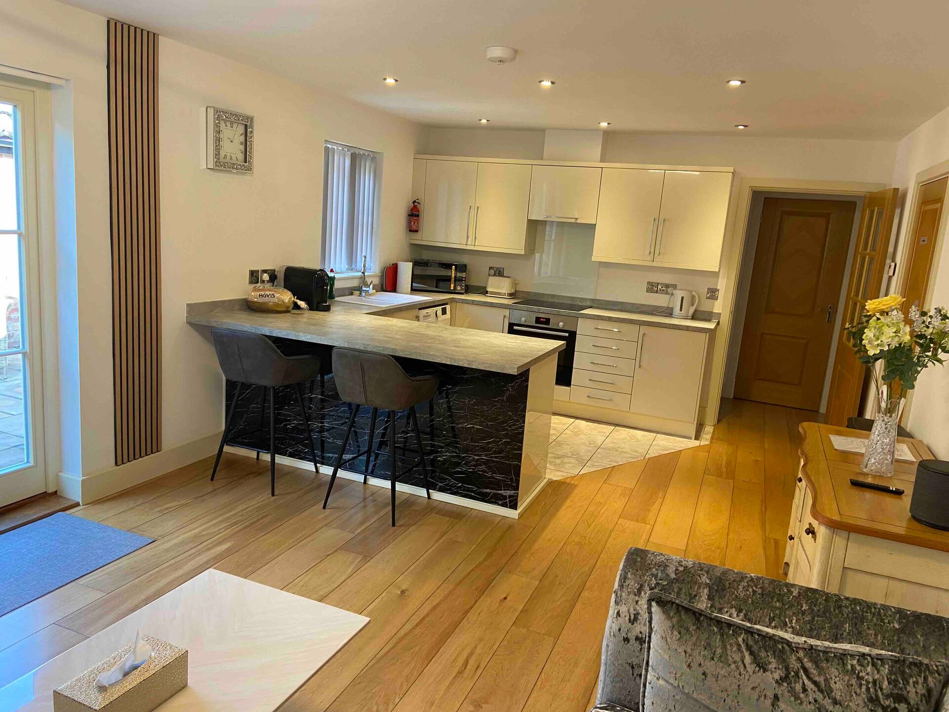 Large guest house in Lincoln (500 sqfeet)