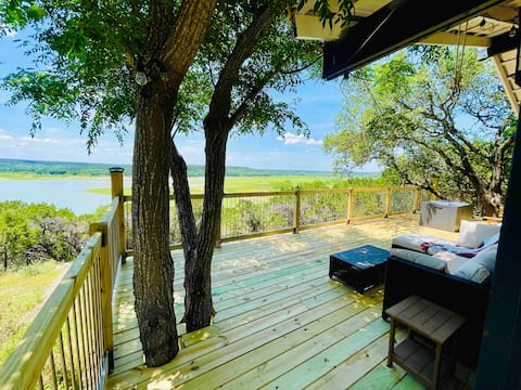 Sunset Treehouse Retreat in Lake Belton