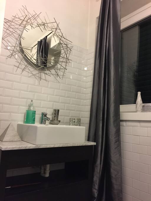 Bagno con servizi minimal soap phone carta igienica