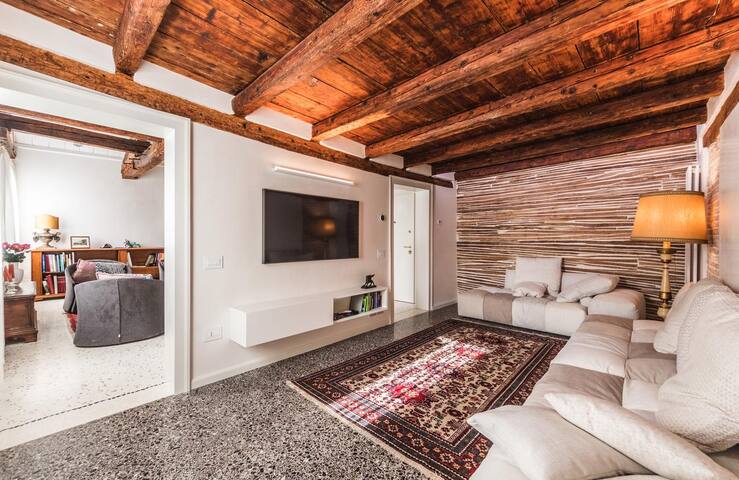 Cà Brunilda-luxury penthouse with terrace inVenice gallery image 4