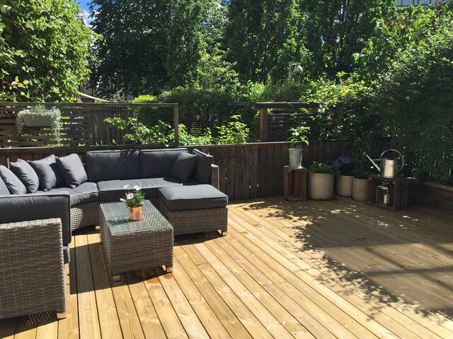 Central, spacious townhouse with private garden gallery image 2