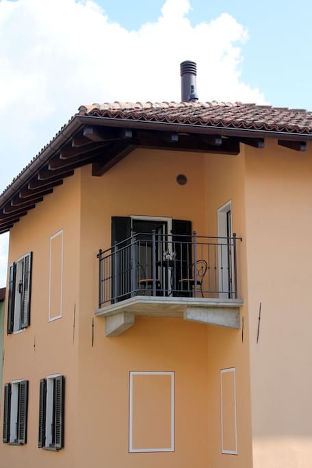 Facciata esterna con vista del balcone