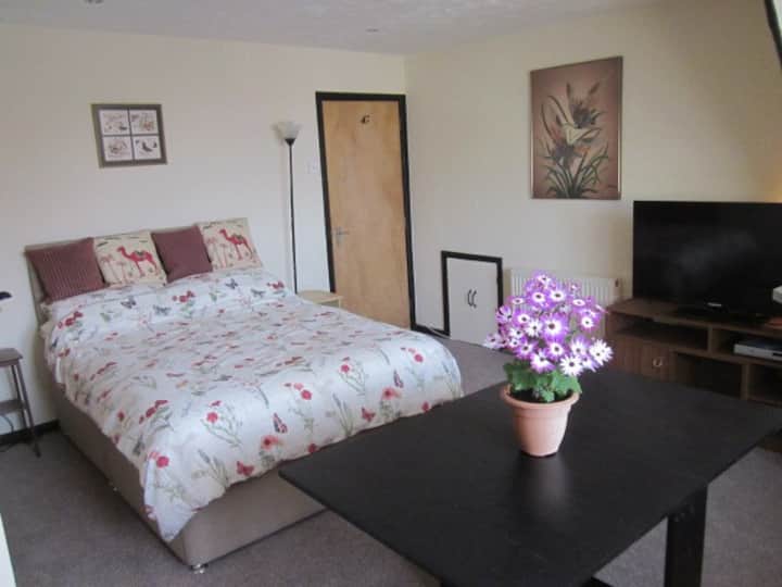 Studio apartment with parking near Poole Harbour Apartments for Rent