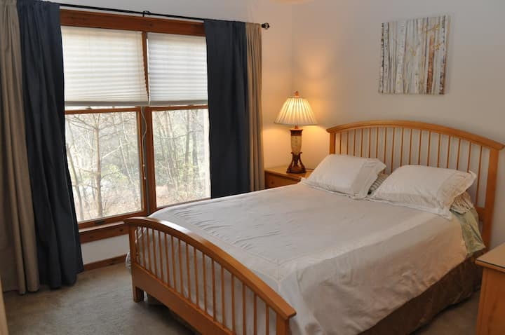 Пространа спална соба на приземје со удобен брачен кревет (широк 150-179 см).  Бања веднаш пред оваа спална соба