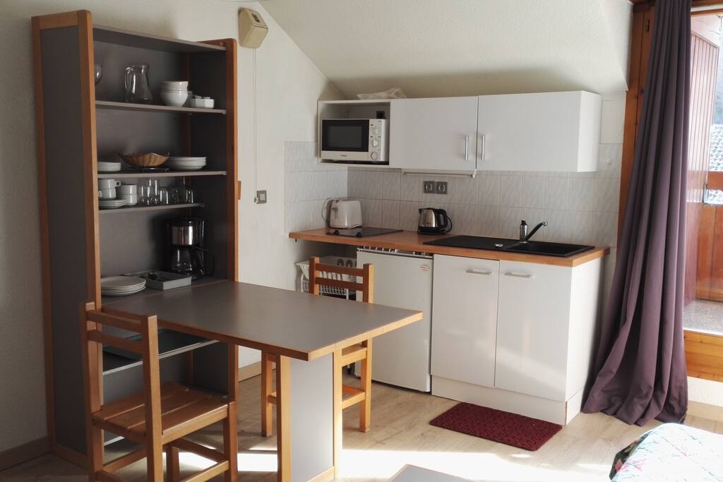 Table amovible s'intégrant dans le meuble