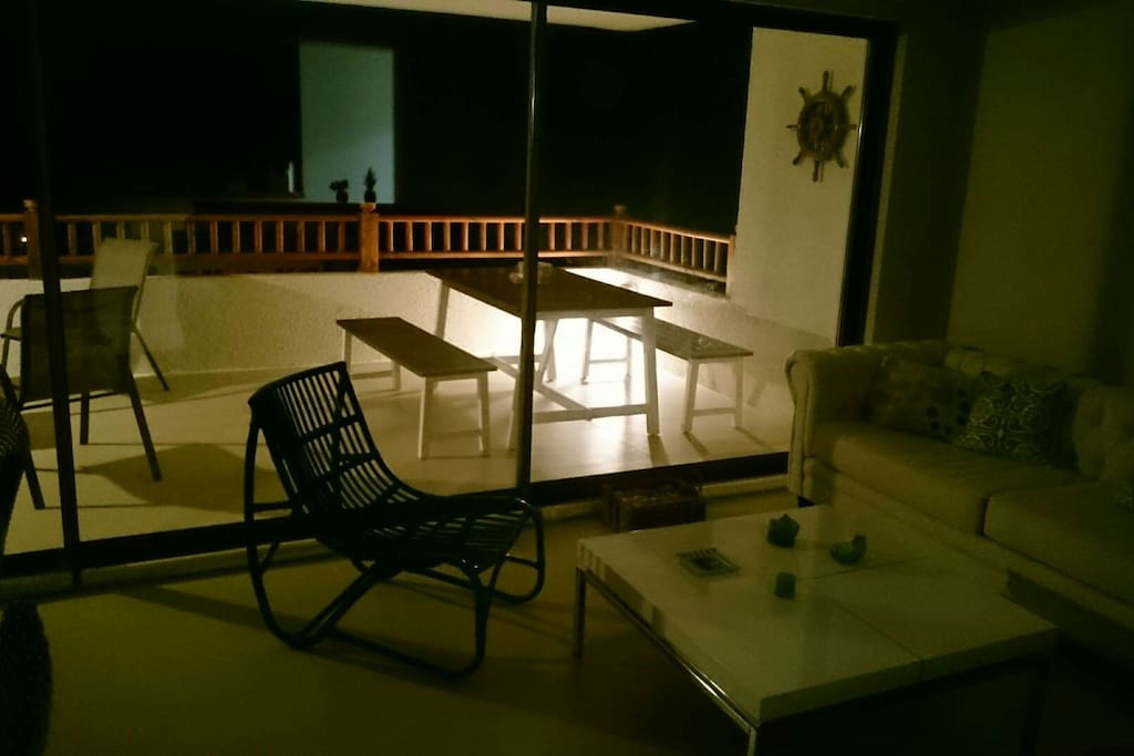 Living y terraza.