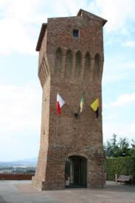 La torre di san Matteo davanti al municipio di montopoli in val d'Arno.