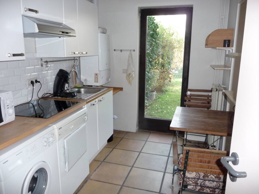 Cuisine privée et équipée, machine à café.