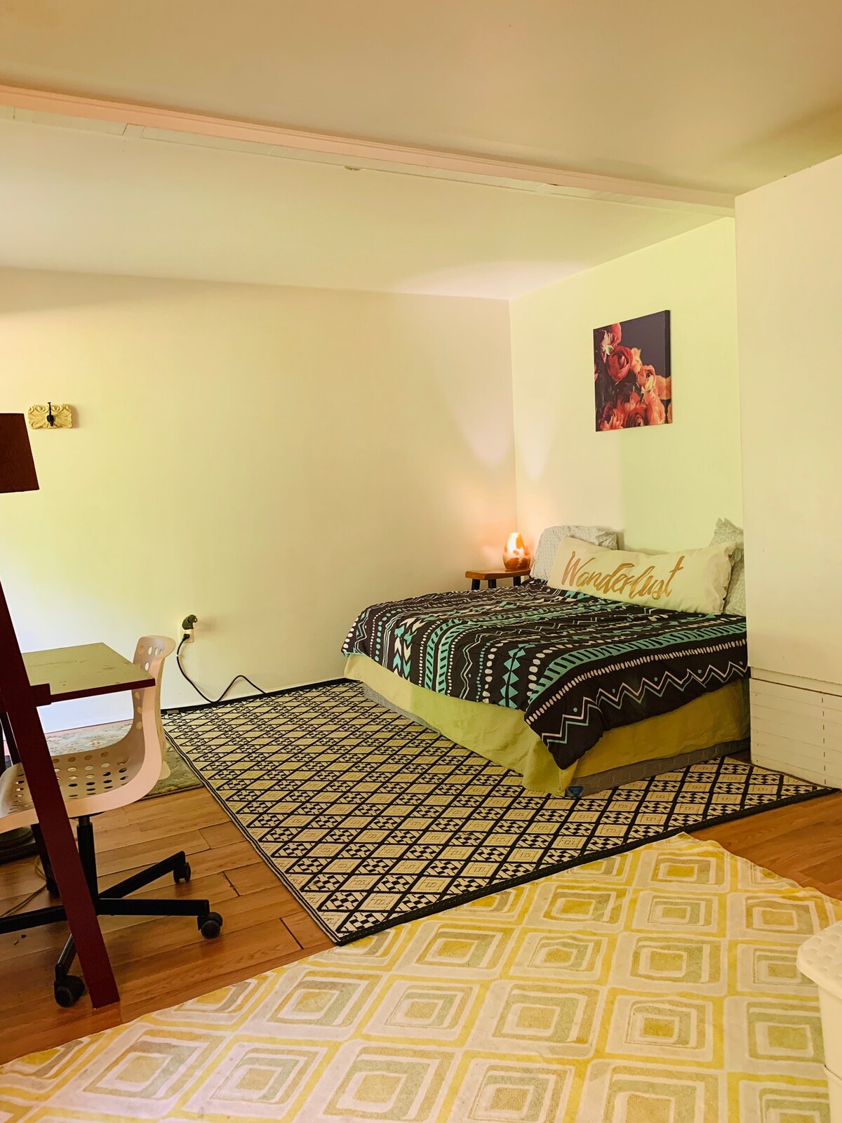 Удобно легло с пълен размер допълнителни възглавници и одеяла 