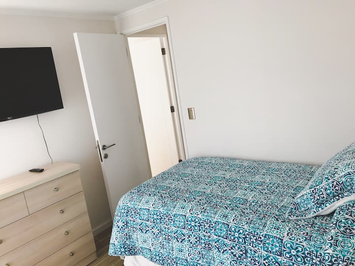 Chambre avec lit gigogne et télévision