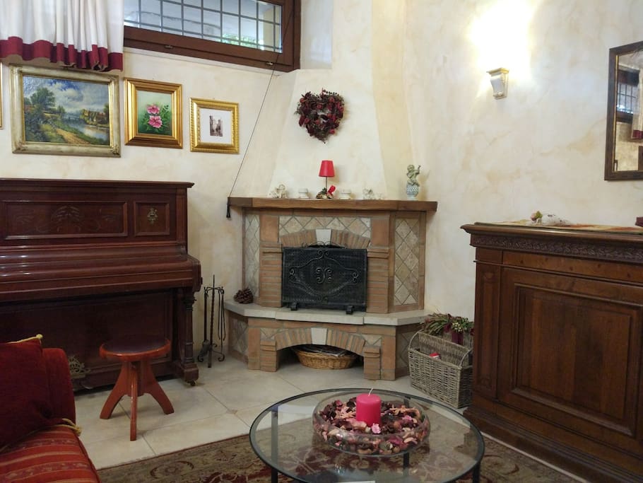 Sala con camino adiacente cucina