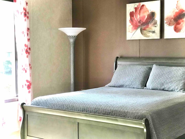 Cama tamaño queen en la suite principal