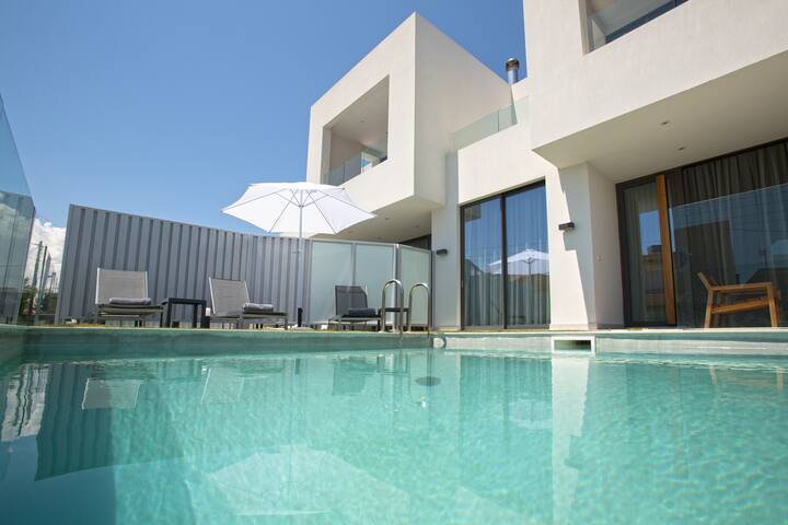 Large luxury villa, 8 bedrooms gallery image 2