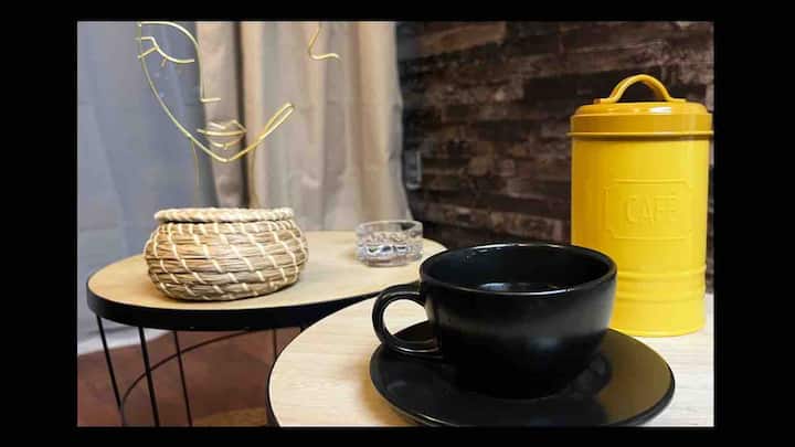 Estación  de café cómoda donde encontraras café , te y azúcar para compartir con tus compañeros de viaje 