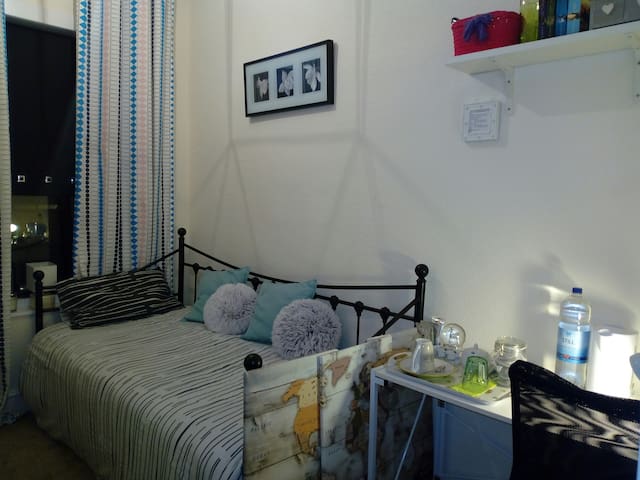 Cosy Room w/ TV -  near college, town & Hospital!