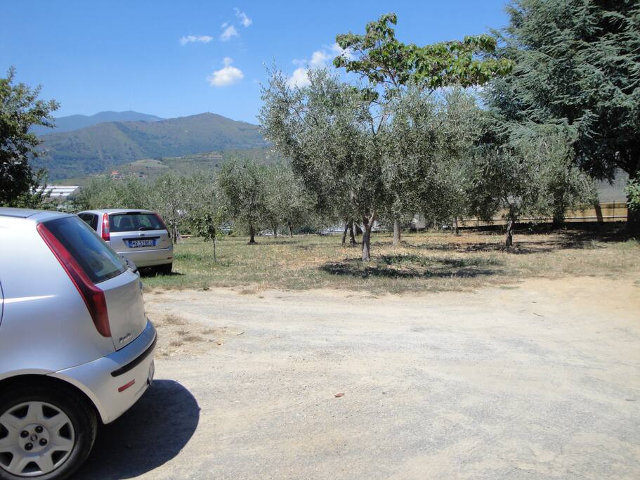 Piazzale all'interno della proprietà dove si può lasciare l'auto
