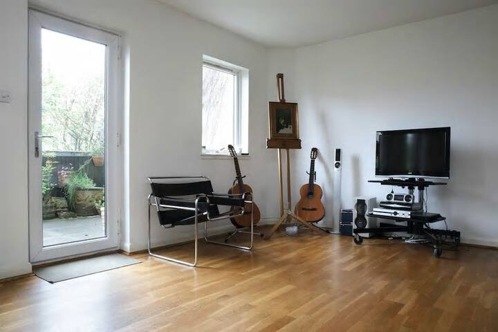 Bright flat with big terrace- Leith, Edinburgh gallery image 4