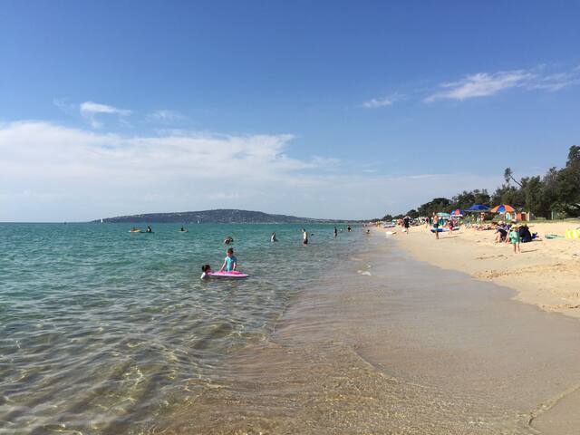 Barefoot Beach stays-Aquawaters 50m walk to Beach gallery image 2