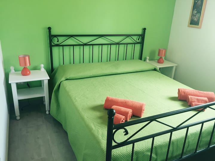 Spálňa s manželskou posteľou